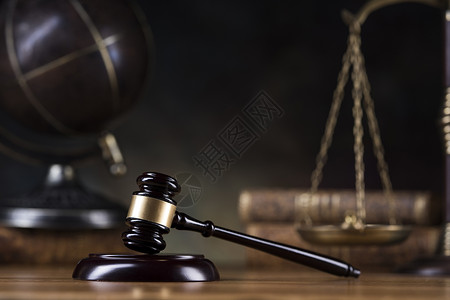 道德与法制法律与司法概念 木架 全球背景刑事诉讼起诉合法性法制法院权威系统法典锤子背景