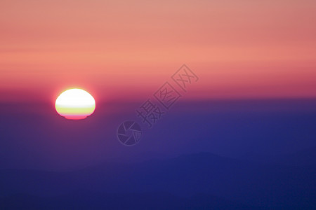 夕阳西下的傍晚风景图片墙纸日出全景戏剧性卡通片松树场景沙漠插图天空背景图片