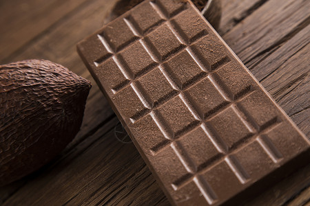 各种巧克力棒 糖果甜糖 可可豆美食甜点食物诱惑巧克力地面宏观可可小吃木头背景图片