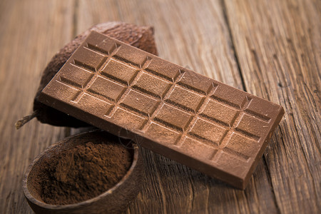 各种巧克力棒 糖果甜糖 可可豆地面可可乐趣诱惑食物木头饮食巧克力营养粉末背景图片