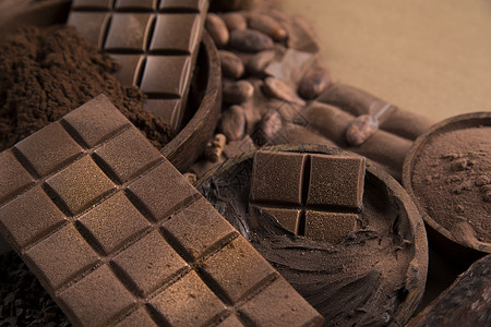 各种巧克力棒 糖果甜糖 可可豆木头地面小吃食物可可粉末诱惑巧克力甜点饮食背景图片