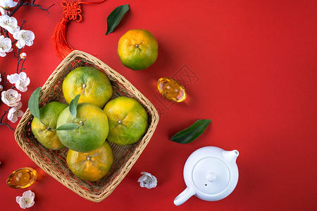 新年中国月球红背景的 新鲜橘子曼达林柑橘最亮的景象农业叶子运气平铺橙子财富食物篮子信封收成背景图片