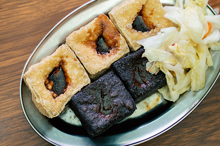 深油炸豆腐和咸菜卷心菜 在台湾有名又美味的街头食物辣椒盘子游客蔬菜口感豆腐旅行市场小吃油炸背景图片