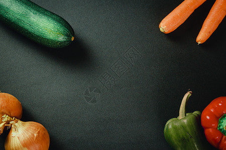 黑桌边一连串蔬菜营养男人食物美食黑发木板调味品砧板菜板健康饮食背景图片