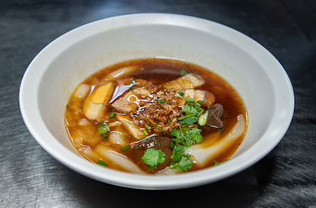 中国面条汤 包括香肠猪肉 煮鸡蛋 猪血 白碗上塞满的鲜血 泰语称为Kuay Jab饮食猪肉午餐早餐脆皮面条面粉美味蔬菜美食背景图片