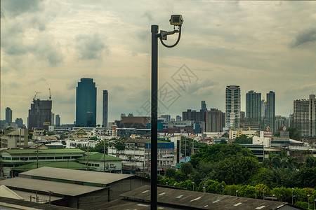 城市景观背景墙上的现代监控摄像头 已开发的监控和目视检查概念控制相机警卫安全天空建筑隐私背景图片
