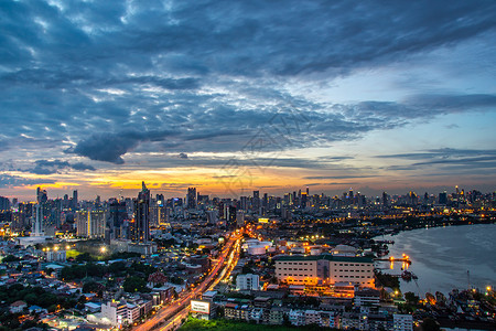 在美丽的暮色中 曼谷商业区沿湄南河的摩天大楼的曼谷天空景观赋予这座城市现代风格建筑学商业建筑地标城市背景图片