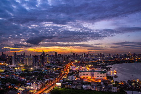 在美丽的暮色中 曼谷商业区沿湄南河的摩天大楼的曼谷天空景观赋予这座城市现代风格建筑学商业建筑城市地标背景图片