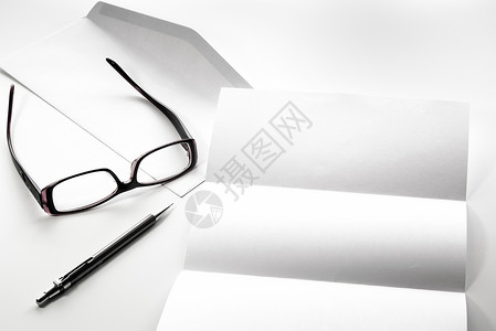 带眼镜和笔的空白信纸和信封办公室商业小册子白色铅笔文档备忘录背景图片