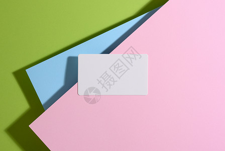淡彩风名片白色长方形名片位于现代亮绿色背景上 有蓝色和粉红色纸面带阴影的彩蓝纸页背景