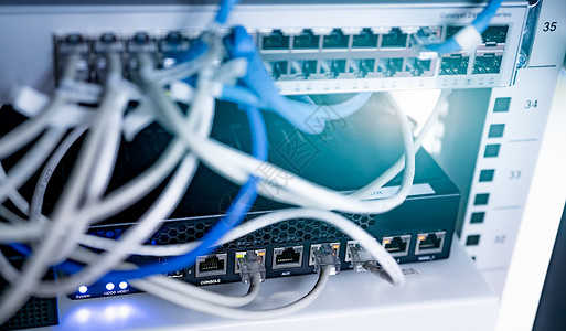 wifi密码数据中心的网络交换机和以太网电缆 用于计算机的互联网路由器 Wifi 插头 网络枢纽 通信网络无线 机架中的网络交换机和以太网光背景