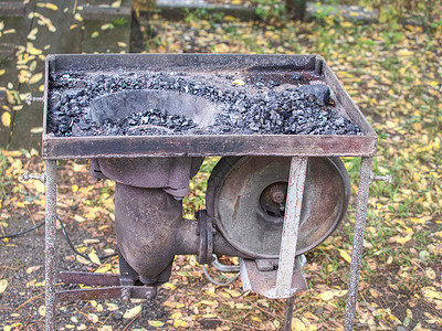 开着便携式炉 焚烧炉中的煤炭背景图片