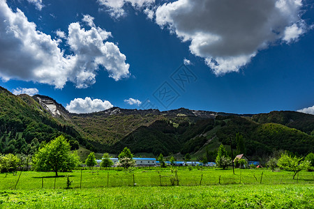 环绕高加索高地格鲁吉亚部分地区旅行运动山峰风景山链地标绿色天空古道飞行背景图片