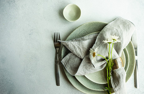 作为夏季背景的白花花植物餐具盘子环境刀具植物群雏菊白色桌子银器背景