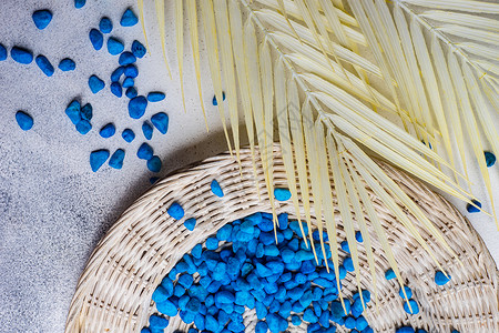 有棕榈叶的夏季背景盘子手工棕榈稻草白色海洋热带背景图片