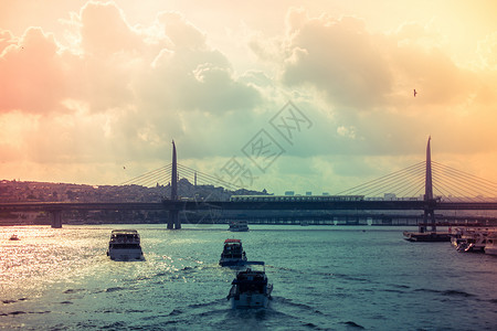 伊斯坦布尔金合角湾的船蓝色历史港口火鸡血管城市建筑脚凳乘客景观背景图片
