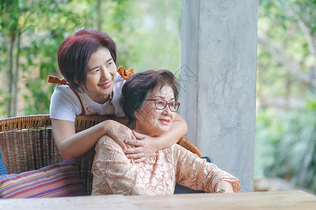 母亲节是庆祝家庭母亲的庆典 纪念家庭母亲退休中年女性妈妈女儿母性照顾民族老年幸福背景图片