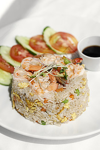 Thai 虾虾海鲜炒饭 在泰国的Bangkok餐厅炒饭油炸午餐盘子桌子食物美食海鲜背景图片