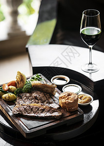 餐桌上摆放的传统的不英国传统餐木板美食烧烤拼盘食物英语桌子酒吧木头背景图片