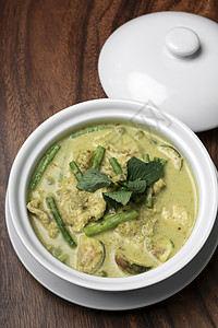绿色咖哩加鸡和蔬菜的青咖喱餐厅椰子木头奶油状食物盘子美食背景图片