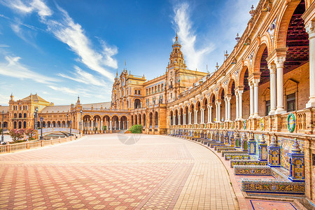 伟大复兴西班牙塞维利亚的西班牙广场 在夏日蓝色天空下 伊比里亚文艺复兴建筑的一个伟大范例旅行正方形观光历史性历史天空城市地标文化公园背景