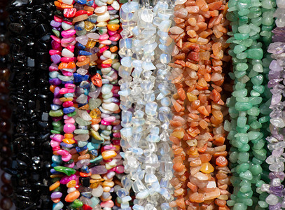不同颜色的珠珠宝石手镯艺术工艺项链珠子珠宝手工背景图片