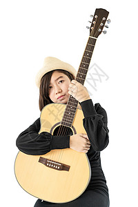 女人手里握着吉他吉他吉他民歌帽子成人乐器音乐音乐家青少年女性原声工作室吉他手背景图片
