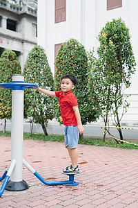 儿童在夏季户外公园的游乐场玩耍公园城市练习童年男生运动安全孩子操场背景图片