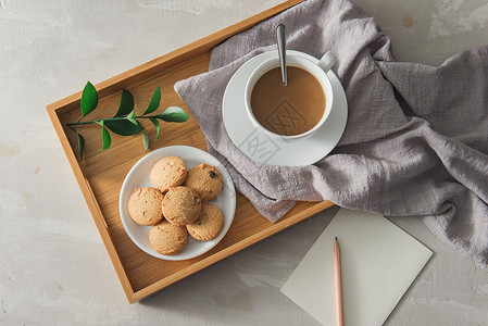 用纸笔和铅笔在白杯盘上加饼干的茶背景图片