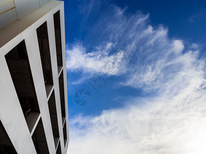 停车场建筑和蓝天建筑学天空白色多层背景图片