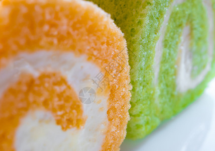 绿色板兰和橙色口味蛋糕早餐甜点螺旋白色夫妻午餐面包餐厅美食食物背景图片
