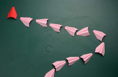 粉红色纸形飞机组 在绿色背景第一张红色后方背景图片