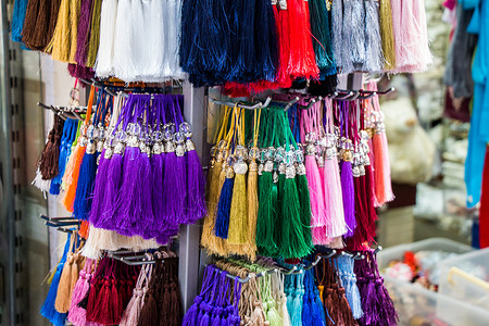 各种颜色的传统流苏工艺织物窗帘修剪手工脚凳背景图片