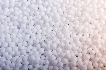作为背景的白色聚苯乙烯泡沫球庆典防震紫色玩具惊喜材料商品节日派对包装背景图片