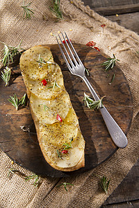 土豆和土豆粉面粉面包淀粉盘子烤箱小吃纤维营养迷迭香食物背景图片