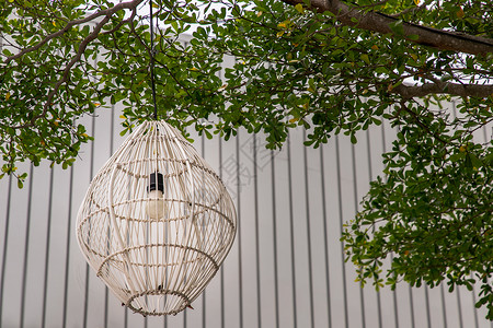 竹编灯树上悬挂的竹编白灯笼装饰公园背景