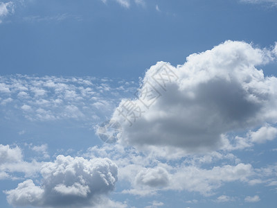 戏剧性的蓝天与云背景风暴蓝色白色暴风雨天空墙纸乌云天气背景图片
