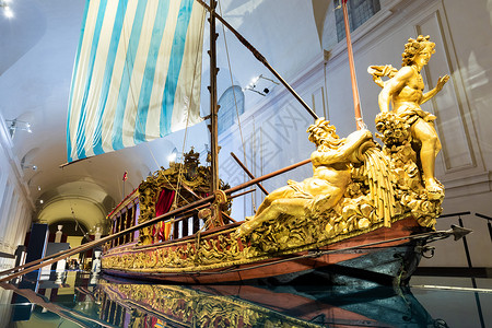 半人马座Bincentaur号布辛托罗 萨沃亚家族的古董皇家船 意大利维纳里亚雷尔海洋红色装饰金子缆车海军航海历史风格奢华背景