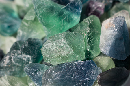 绿色水晶粗金宝石和矿物公司岩石石头萤石科学石英水晶绿色白色背景