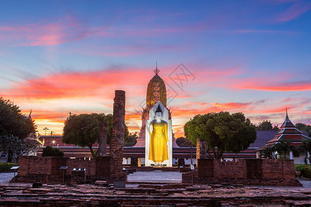 yai日落时的佛像是的佛教寺庙 俗称 Wat Yai 是一座佛教寺庙 是泰国彭世洛的主要旅游景点雕像公园旅行上帝游客蓝色文化艺术宗教天背景