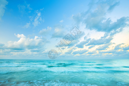 沙滩上美丽的日落和海浪 在泰国昌塔胡里海滨的海平线上 黄茶湖海滩支撑晴天全景场景太阳天空季节假期反射蓝色背景图片
