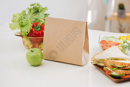 带三明治和水果的午餐袋背景图片