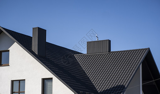 安装在现代房屋上的灰色波纹金属型材屋顶 波纹板屋顶 金属型材波浪形屋顶 现代屋顶由金属制成 金属屋面建筑学歌迷窗户覆盖物聚合物溢背景图片