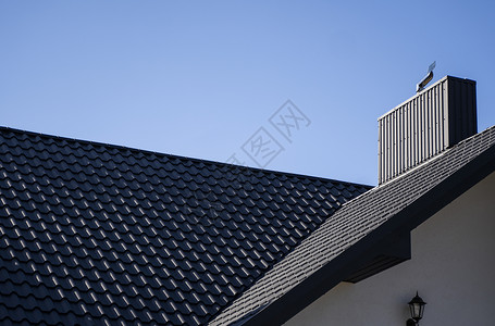 安装在现代房屋上的灰色波纹金属型材屋顶 波纹板屋顶 金属型材波浪形屋顶 现代屋顶由金属制成 金属屋面瓦楞歌迷建筑学聚合物蓝色涂层背景图片