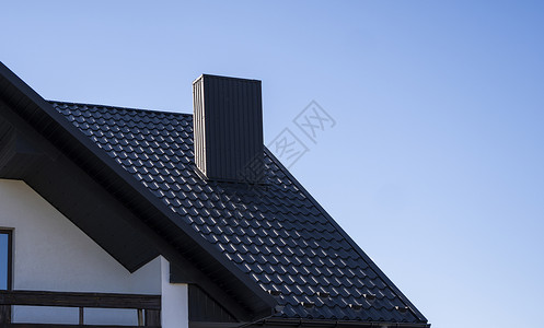 安装在现代房屋上的灰色波纹金属型材屋顶 波纹板屋顶 金属型材波浪形屋顶 现代屋顶由金属制成 金属屋面房子蓝色歌迷涂层聚合物覆盖物背景图片
