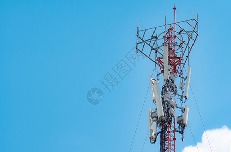 有蓝天和白色云彩背景的电信塔 在蓝天的天线 无线电和卫星杆 通信技术 电信行业 移动或电信 4g 网络背景图片