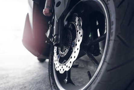 踏板车的特写盘式制动器 摩托车铝合金轮毂 钢圈 摩托车 Mag 车轮 摩托车性能车轮和轮胎 镀铬盘式制动器和 abs 摩托车配件背景图片