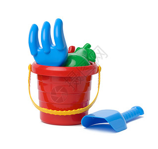 玩具桶红色婴儿塑料桶 铁铲和白色背景的 套装背景