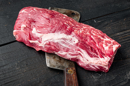 安格斯牛柳整块牛排 旧屠宰刀 黑木桌底的鲜肉和生牛肉 全用牛排做的奶油面包背景