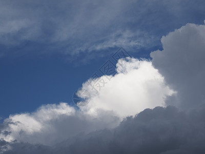 戏剧性的蓝天与云背景白色墙纸天空风暴乌云蓝色天气暴风雨背景图片